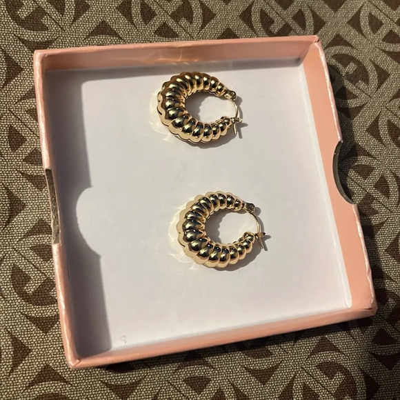 🆕 Croissant Hoop Earrings 14K Gold Plated - Picture 4 of 8